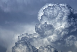 Яка різниця між хмарами Північної та Південної півкуль Землі