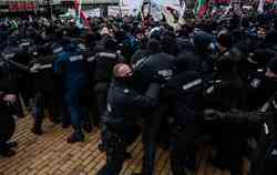 антивакцинатор штурм парламент болгарія